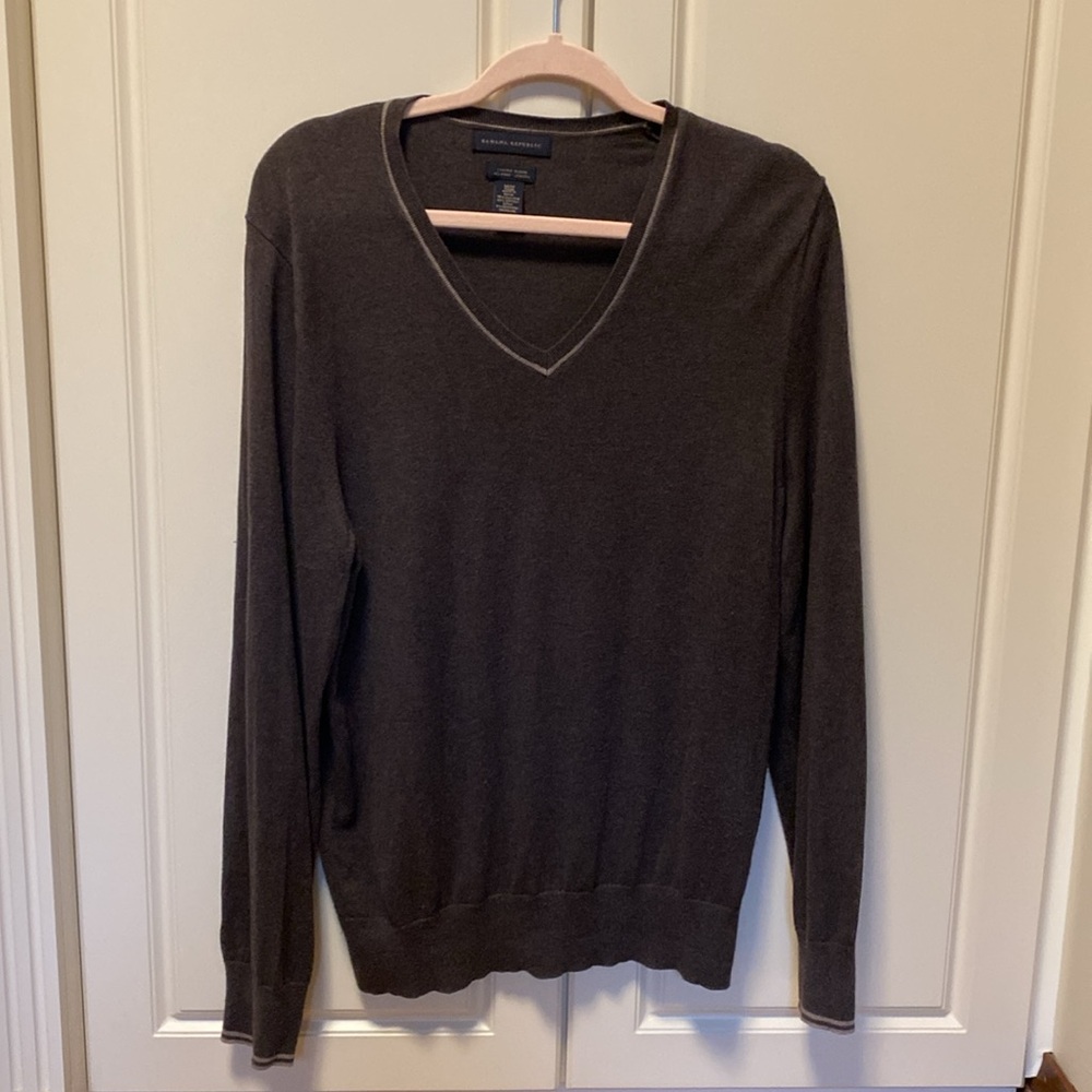 BANANA REPUBLIC MEN’S SWEATER SIZE M .